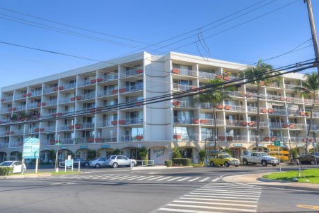 Second to None - The Island Surf condo complex features a pool and outdoor barbecue area, and the condos have some of the most impressive ocean views in South Kihei.