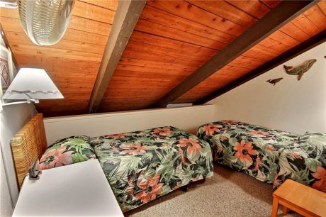 Twin beds in additional loft