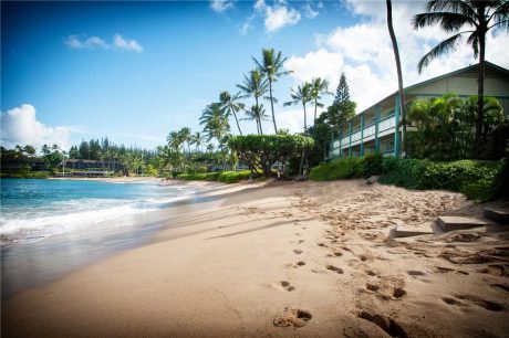 Easy access to Napili Bay Beach. Directly across the street.