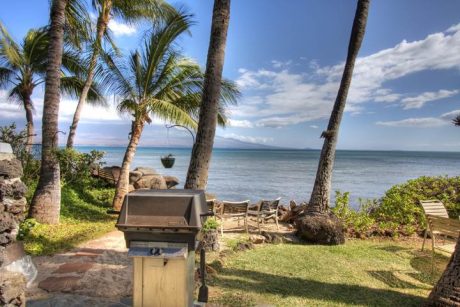Grill right next to the ocean