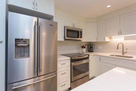 Full Kitchen - Whether you want to cook a seven-course gourmet meal or simply brew a cup of coffee and heat up leftovers, the kitchen is fully equipped and up to the task.