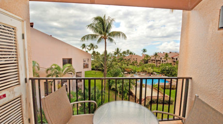 Dine Outdoors - The balcony of Kamaole Sands 5-402 is the ideal place to enjoy a tasty meal while you breathe in the salty breeze floating in from the nearby ocean.