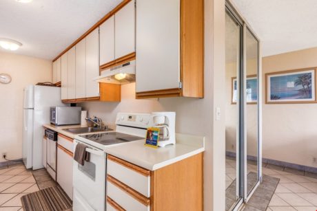 Full Kitchen - With plenty of counter and cupboard space for all your dining needs, you won't have to dine out every night while vacationing.