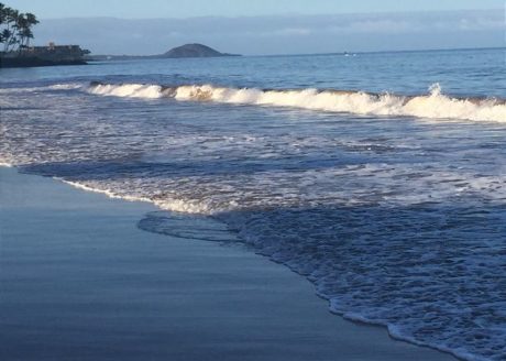 White sandy beach is a 5-minute walk from Maui Vista