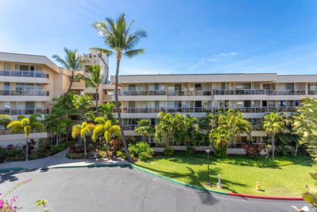 No Traffic, No Parking Woes - Other people have to load up the car with all their gear, battle traffic and scour for a parking space before they can finally hit the beach. When you stay at Maui Banyan, all you have to do is take a five-minute walk.