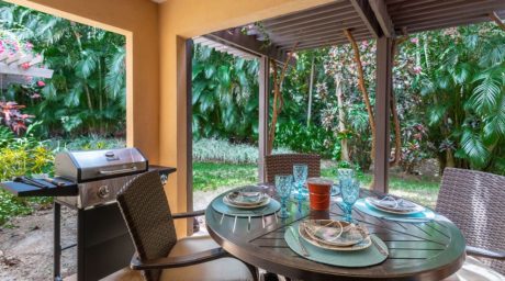 Secluded Dining on the Lanai – The lush tropical vegetation surround you as you enjoy your meal on the beautiful lanai. There’s a gas grill in case you want to grill fish or burgers.