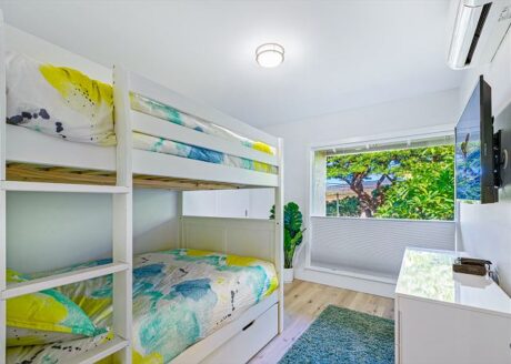 bunk bedroom with extra twin bed