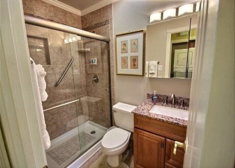 Upstairs bathroom with shower/tub