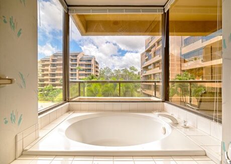 Sands of Kahana 237 Master bath tub view