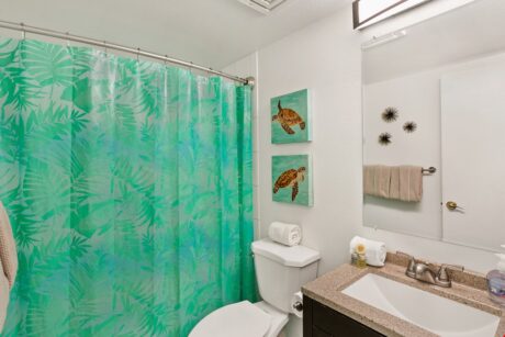 Second Bathroom - There’s no waiting around for a turn in the shower at Kamaole Sands 5-416. That’s the advantage of having two full bathrooms.