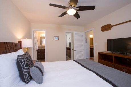 A Queen’s Suite - A ceiling fan, flat-screen television, and a queen-size bed are perfect for a great night sleep and lots of space.
