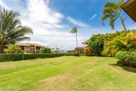 Well-Maintained Vacation Complex - The trees and landscaping surrounding the complex are well maintained and beautiful to view. Walk the grounds and explore your personal paradise.