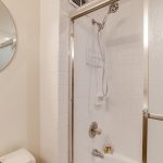 KR322_1 Bedroom Oceanfront_Bathroom (2)